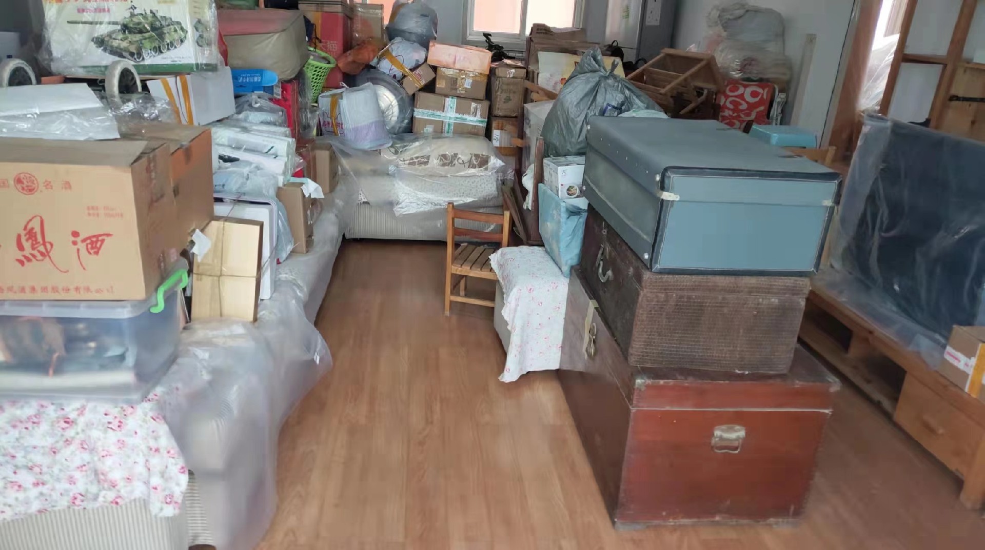 家具集中堆积在一起